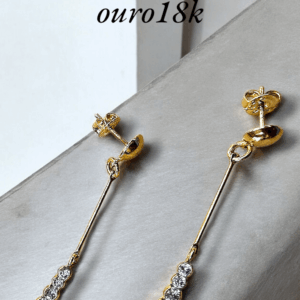 Brinco palito com pedras. Folheado a ouro18k
