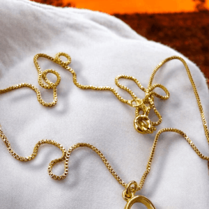 Coleção do dia das Mães Gargantilha com medalha ( Mãe), um mimo.