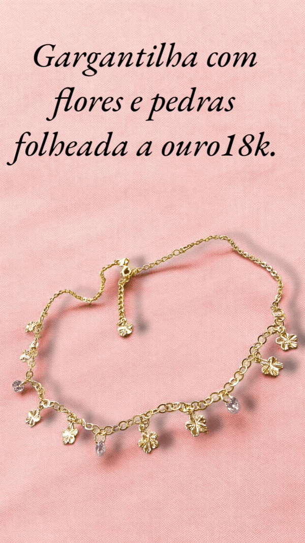 Gargantilha com flores e pedras folheada a ouro18k.