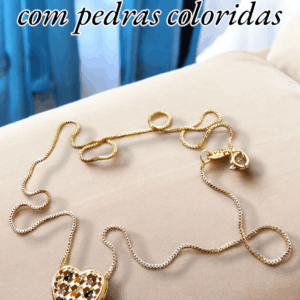 Gargantilha com pingente de coração com pedras coloridas