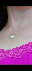 Gargantilha com pingente de trevo resinado na cor branca. Folheado a ouro18k