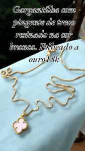 Gargantilha com pingente de trevo resinado na cor branca. Folheado a ouro18k