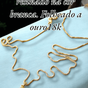 Gargantilha com pingente de trevo resinado na cor branca. Folheado a ouro18k