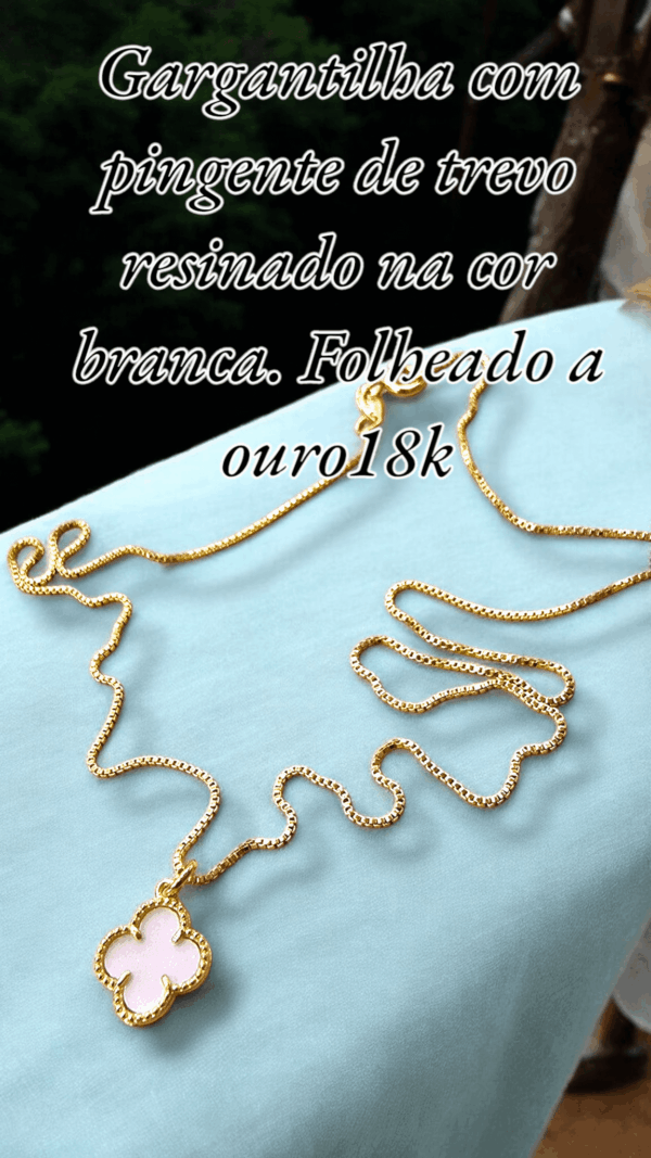 Gargantilha com pingente de trevo resinado na cor branca. Folheado a ouro18k