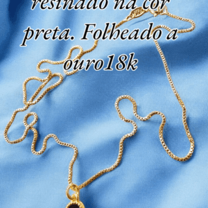 Gargantilha com pingente de trevo resinado na cor preta. Folheado a ouro18k