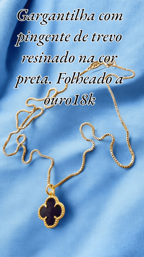 Gargantilha com pingente de trevo resinado na cor preta. Folheado a ouro18k