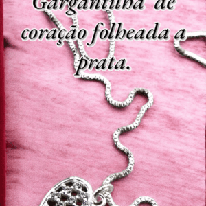 Gargantilha de coração folheada a prata.