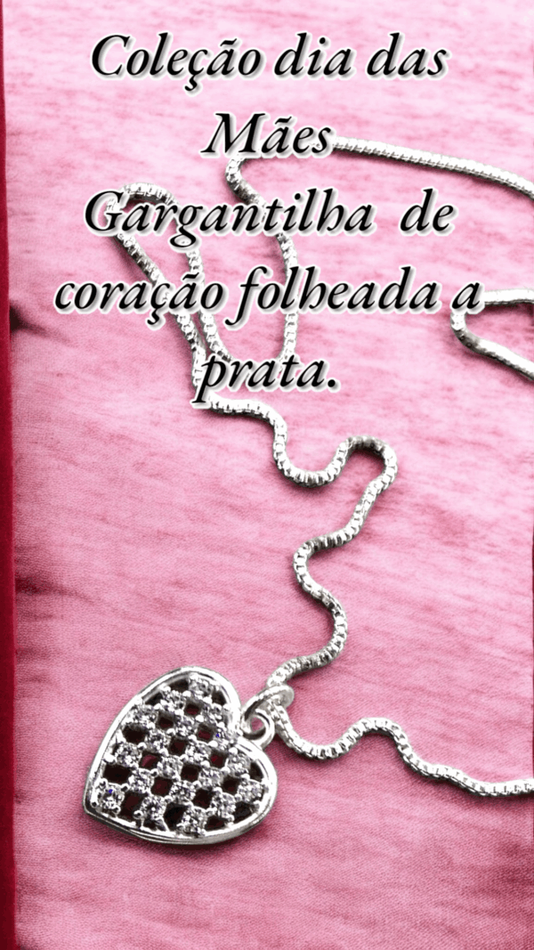 Gargantilha de coração folheada a prata.