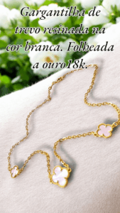 Gargantilha de trevo resinada na cor branca. Folheada a ouro18k.
