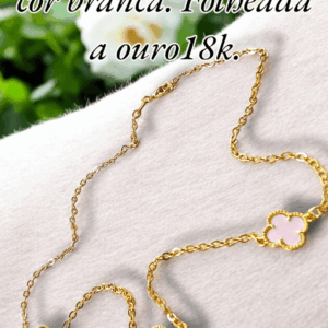 Gargantilha de trevo resinada na cor branca. Folheada a ouro18k.