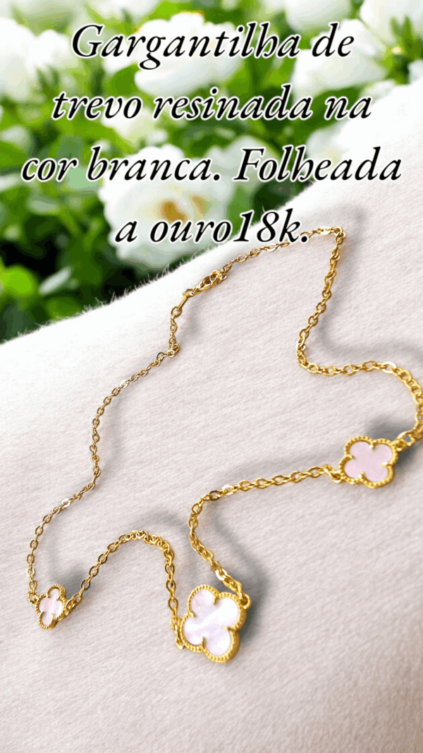 Gargantilha de trevo resinada na cor branca. Folheada a ouro18k.