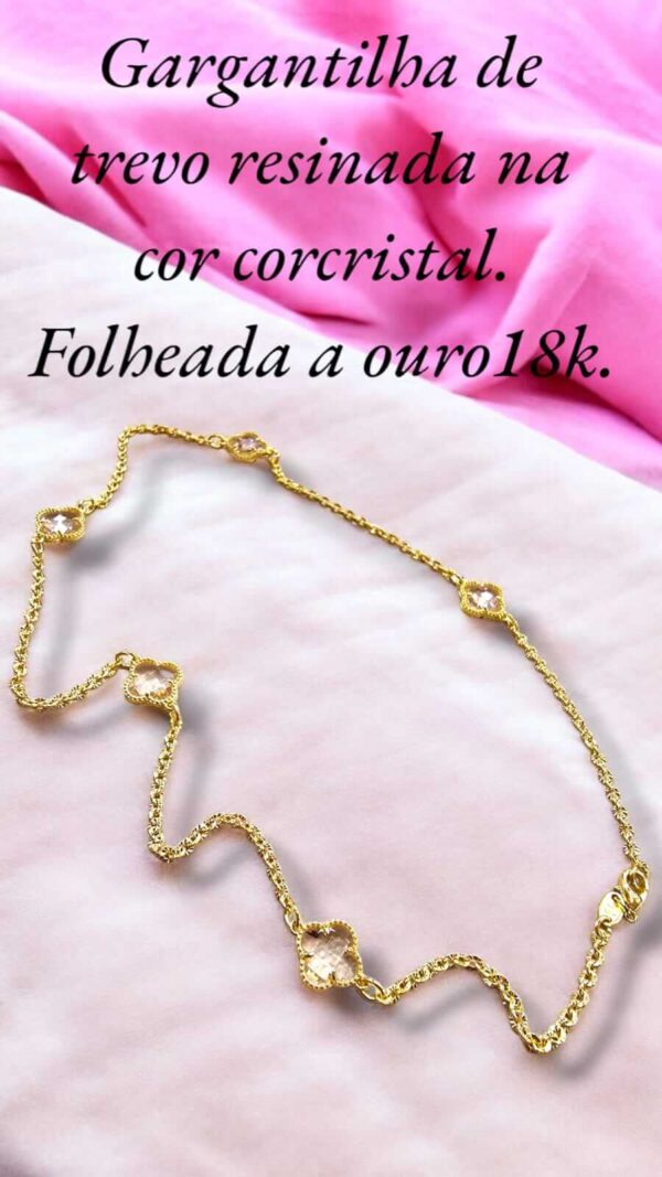 Gargantilha de trevo resinada na cor cristal. Folheada a ouro18k.